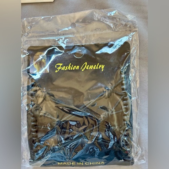 2/$15 - Assorted Hair Accessory Set - New - Picture 7 of 8